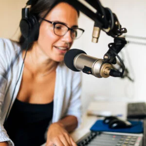 Image illustrant une femme qui enregistre un podcast