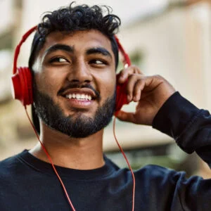 Image d'un homme qui écoute des podcasts