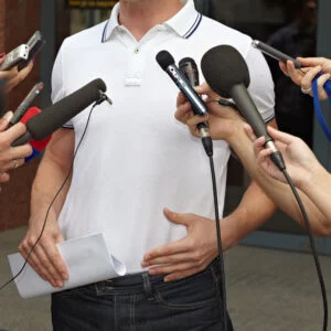 Image illustrant un homme prenant la parole devant des journalistes