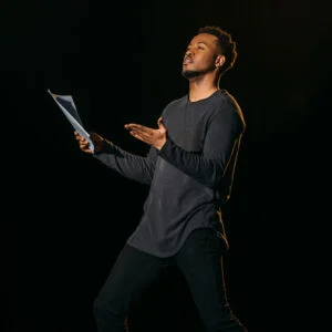 Image illustrant un homme qui joue du théâtre